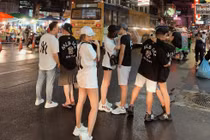 Đi du lịch cùng 3 cặp đôi yêu nhau, hot girl dù bị ra rìa vẫn tỏa sáng