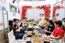 Kỉ niệm ngày cưới "siêu to", cô dâu 62 tuổi nhận ý kiến trái chiều