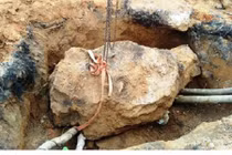 Di dời mộ cổ, nam thanh niên bị đá tảng đè chết