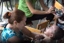 Bé gái 4 tuổi bị cô giáo nhốt đến 8 giờ tối