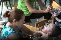 Bé gái 4 tuổi bị cô giáo nhốt đến 8 giờ tối