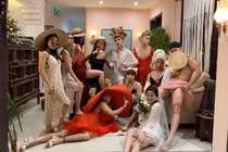 "Cười vỡ bụng" với bữa tiệc mặc đầm ngủ sexy của hội nam nhân