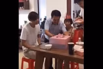 Video: Cái kết “buồn” trong ngày sinh nhật chỉ vì cậu con trai vụng về