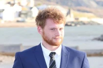 Chàng trai kiếm bộn tiền nhờ ngoại hình giống hệt Hoàng tử Harry 