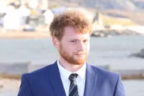 Chàng trai kiếm bộn tiền nhờ ngoại hình giống hệt Hoàng tử Harry 