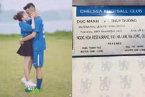 Cặp đôi fan Chelsea làm thiệp cưới như vé xem bóng đá
