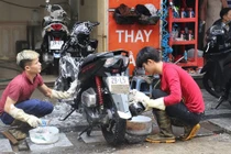 Chiều cuối năm mất 50 - 60 nghìn rửa xe máy, nhiều khách vẫn đành "tặc lưỡi" 