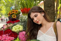 Hot girl lai Tây khoe sắc bên gánh hoa giữa trời thu Hà Nội