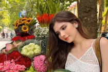 Hot girl lai Tây khoe sắc bên gánh hoa giữa trời thu Hà Nội