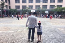 Công Vinh dắt tay con gái giấu mặt giữa sân trường