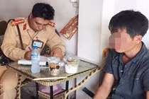 Bỏ trốn vì chủ mỏ vàng tệ bạc, phu vàng kiệt sức ngất lịm