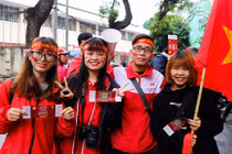 CĐV U23 Việt Nam đội mưa kéo đến các điểm xem chung kết tại HN