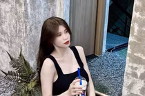 Rời bỏ quần đùi áo số, cựu nữ cầu thủ Việt Nam khoe body "cực nóng"