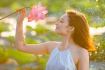 Hot girl lai Việt - Nga trở lại với bộ ảnh sen ấn tượng