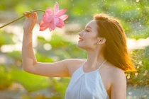 Hot girl lai Việt - Nga trở lại với bộ ảnh sen ấn tượng