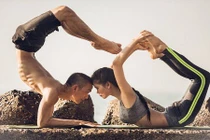 Bộ ảnh vợ chồng Việt tập Yoga trên bờ biển cực chất