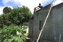 Phẫn nộ Youtuber đổ nước mắm lên đầu mẹ để ăn mừng "1000 followers"