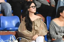 Vợ cầu thủ Nguyễn Thành Chung khoe vai trần, chuẩn "gái một con"