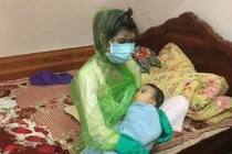 Vừa thương vừa buồn cười bức ảnh mẹ bị thủy đậu mặc áo mưa cho con bú