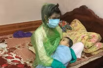 Vừa thương vừa buồn cười bức ảnh mẹ bị thủy đậu mặc áo mưa cho con bú
