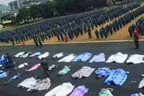 Tranh cãi nảy lửa hình phạt sinh viên cuốn chăn phơi nắng