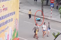 Sự thật “choáng” sau bức ảnh chàng trai quỳ gối xin lỗi bạn gái