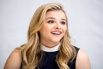 Ngắm "em gái nuôi" gợi cảm của siêu tiền đạo Neymar