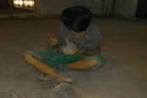 Bắt đối tượng trộm xong, mời... ăn no rồi giao công an