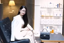 Chu Thanh Huyền xách túi Chanel, đồng hồ 700 triệu ra dáng tổng tài