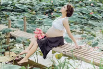 Bà bầu sắp sinh vẫn tự tin khoe nhan sắc bên hồ sen