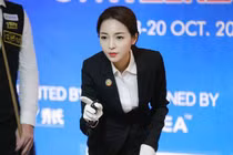 Đẹp xuất sắc, nữ trọng tài bi-a khiến các cơ thủ phải "lạc lối"