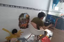 Dân mạng phẫn nộ với bố trẻ "dán con vào tường" để rảnh tay chơi game