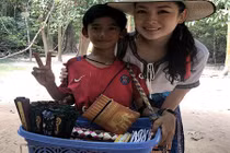 Cậu bé bán hàng rong Campuchia gây ấn tượng bằng clip “bắn” 10 thứ tiếng