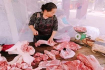 Mắc màn để ruồi hết đường tiếp cận, hàng bán thịt gây bão mạng