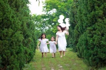 Dân mạng ghen tị về bộ ảnh “tông xoẹt tông” đẹp chao đảo của 3 mẹ con