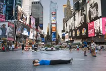 Bộ ảnh "nằm ngửa khắp thế gian" gây số mạng