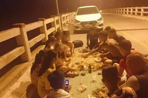 "Phẫn nộ" nhóm thanh niên đỗ ô tô, trải chiếu mở tiệc trên cầu như ở nhà