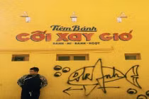 Dân mạng lên án kẻ vẽ bậy bức tường vàng hot nhất Đà Lạt