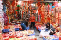 Hàng Mã chiều cuối năm, hối hả kẻ bán người mua đồ đón Tết