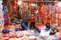 Hàng Mã chiều cuối năm, hối hả kẻ bán người mua đồ đón Tết