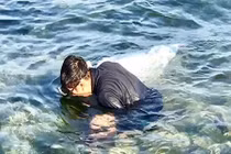 Nghề đơn giản kiếm bạc triệu mỗi ngày của dân đảo Lý Sơn