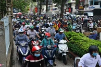 Xe cộ xếp hàng dài nhiều km ở tuyến đường trung tâm Sài Gòn