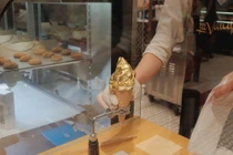 Chị em tới tấp rủ nhau thử kem dát vàng 24K bất chấp giá cả