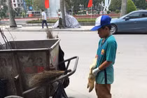 Rơi nước mắt hình ảnh cậu bé phụ mẹ quét rác dịp lễ