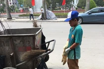 Rơi nước mắt hình ảnh cậu bé phụ mẹ quét rác dịp lễ