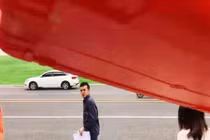 Thánh nữ công sở nướng tôm hùm trong động cơ xe hơi