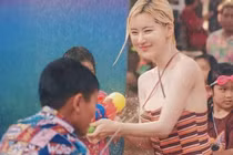 Danh tính bất ngờ của cô nàng chiếm spotlight tại lễ hội té nước Thái Lan