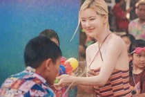 Danh tính bất ngờ của cô nàng chiếm spotlight tại lễ hội té nước Thái Lan