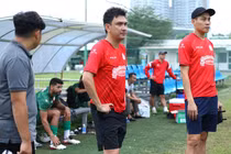 Bùi Tiến Dũng và 12 cầu thủ CLB TP HCM ngừng tập luyện