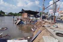 Cần Thơ: Sạt lở nhấn chìm 4 căn nhà và 80 tấn gạo